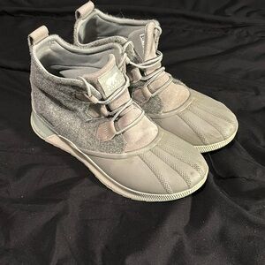 Women’s size 11 Sorel tennis/snow shoes!  Super durable and cute